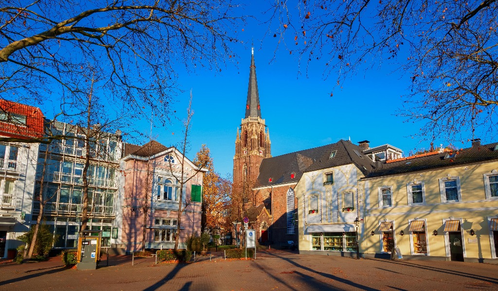 Blick zur evangelischen Kirche in Moers vom Katellplatz aus